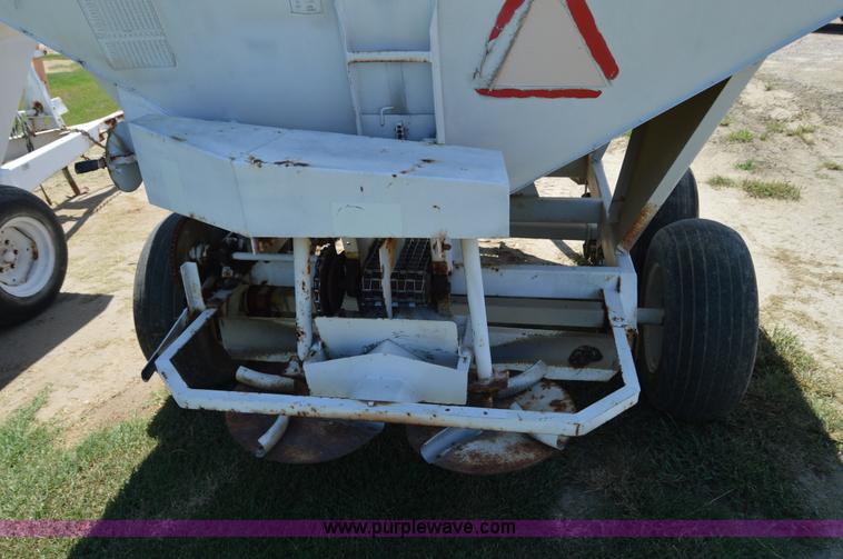 image for item AY9743 Willmar 500 spreader