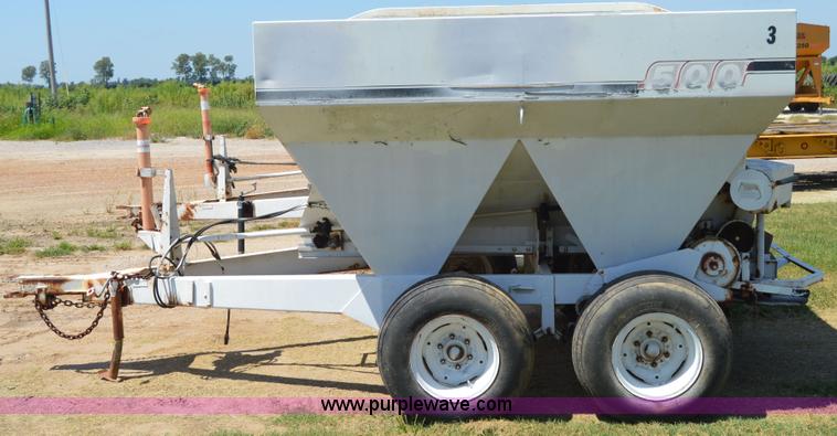 image for item AY9744 Willmar 500 spreader