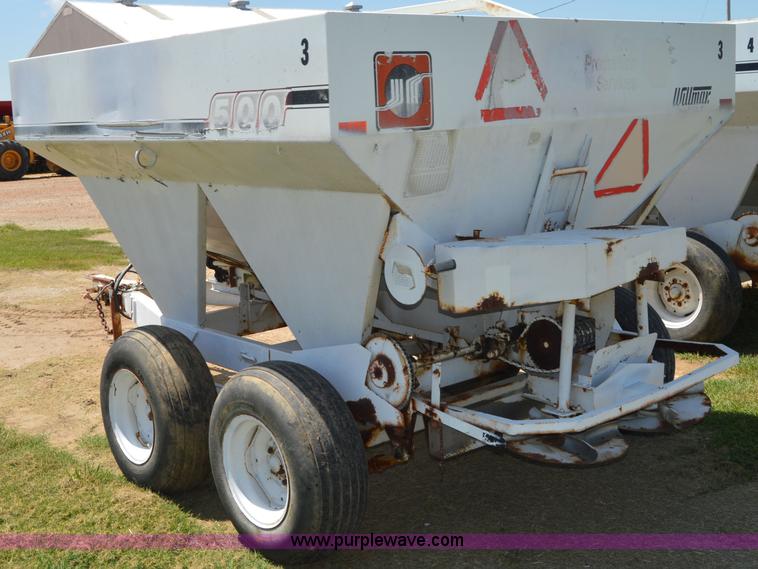 image for item AY9744 Willmar 500 spreader