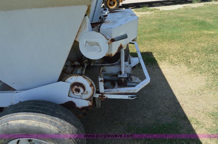 image for item AY9744 Willmar 500 spreader