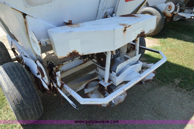 image for item AY9744 Willmar 500 spreader