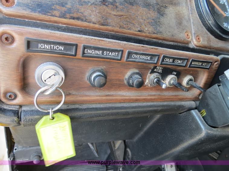 image for item B4926 1993 Freightliner FLD tender truck