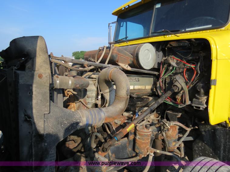 image for item B4926 1993 Freightliner FLD tender truck