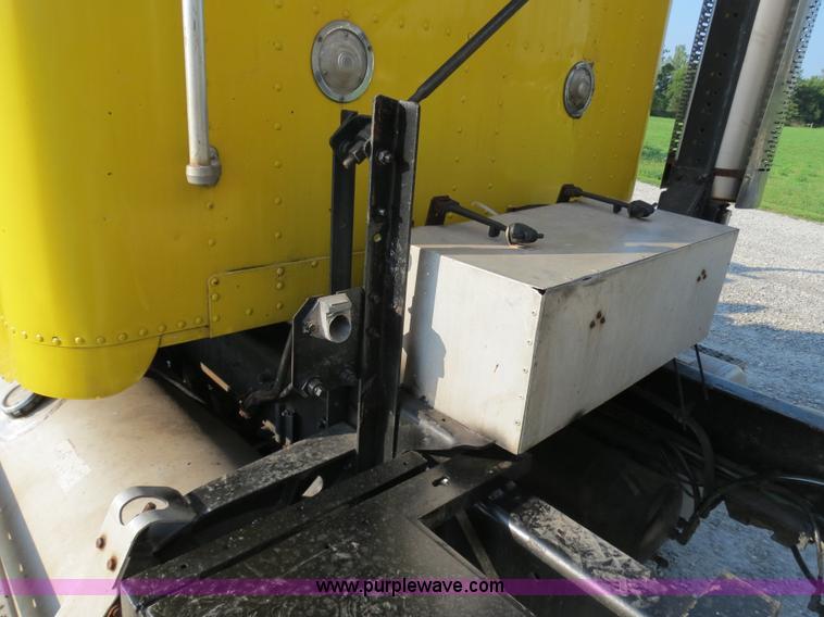 image for item B4926 1993 Freightliner FLD tender truck