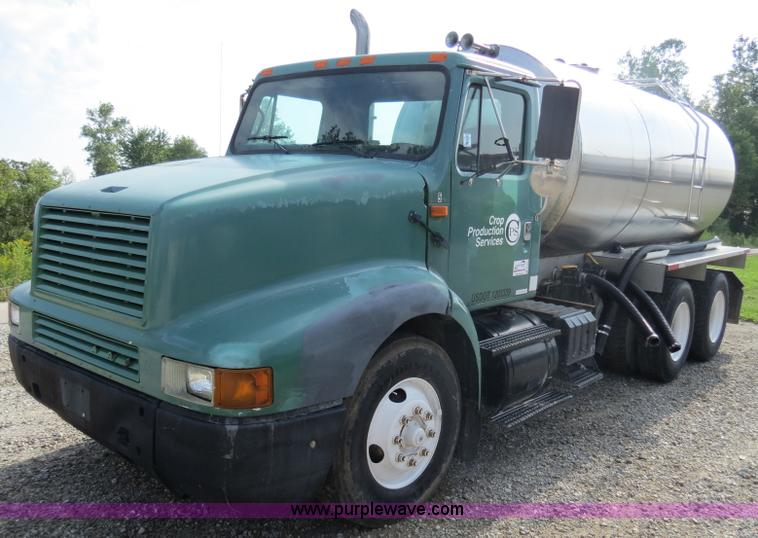 image for item B4928 1995 International 8200 semi truck