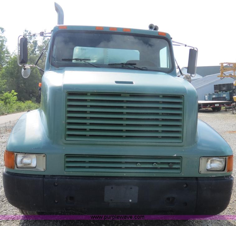 image for item B4928 1995 International 8200 semi truck