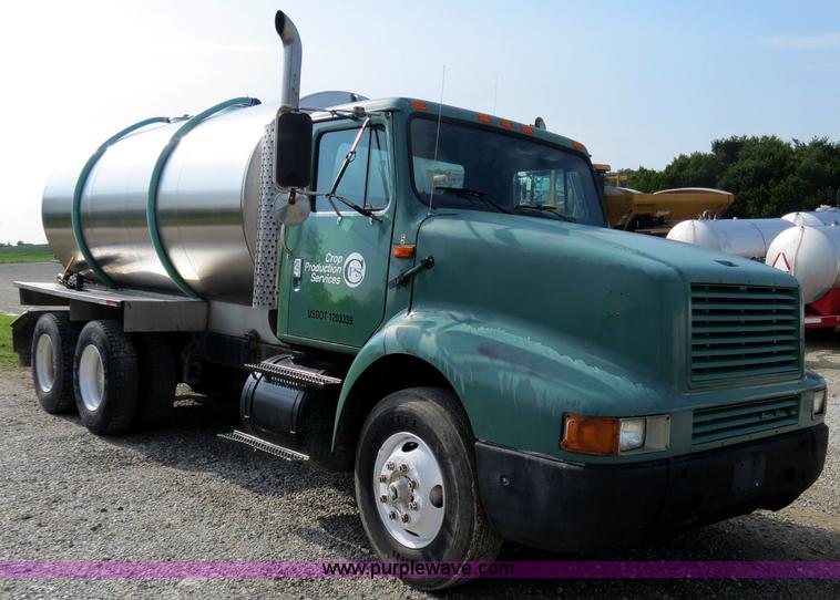 image for item B4928 1995 International 8200 semi truck