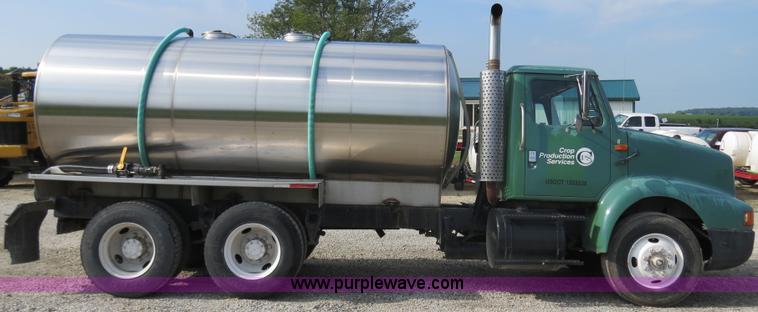 image for item B4928 1995 International 8200 semi truck