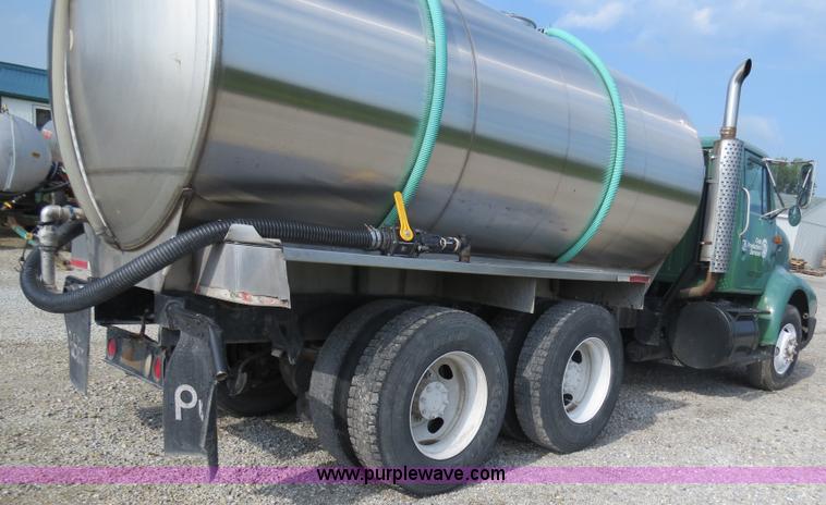 image for item B4928 1995 International 8200 semi truck