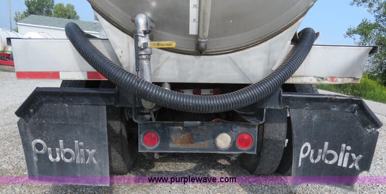 image for item B4928 1995 International 8200 semi truck