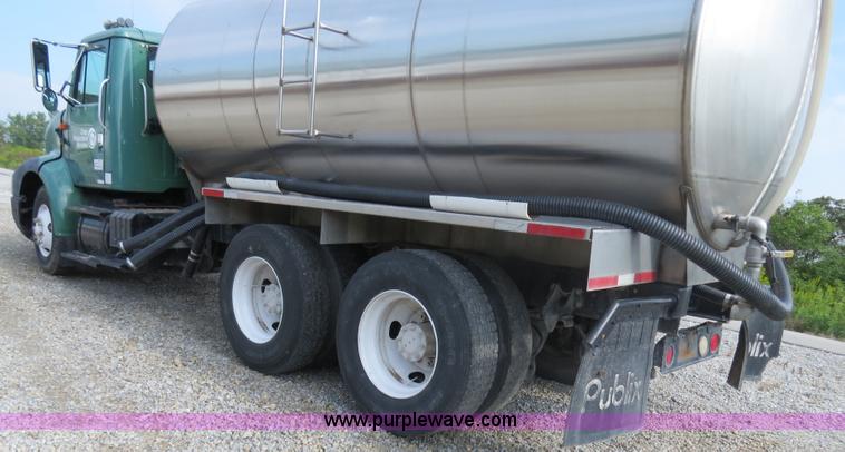 image for item B4928 1995 International 8200 semi truck