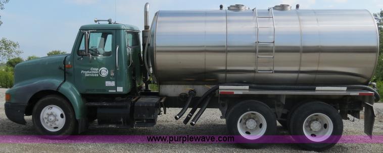 image for item B4928 1995 International 8200 semi truck