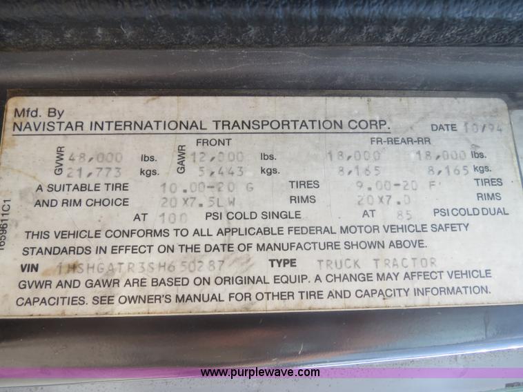 image for item B4928 1995 International 8200 semi truck