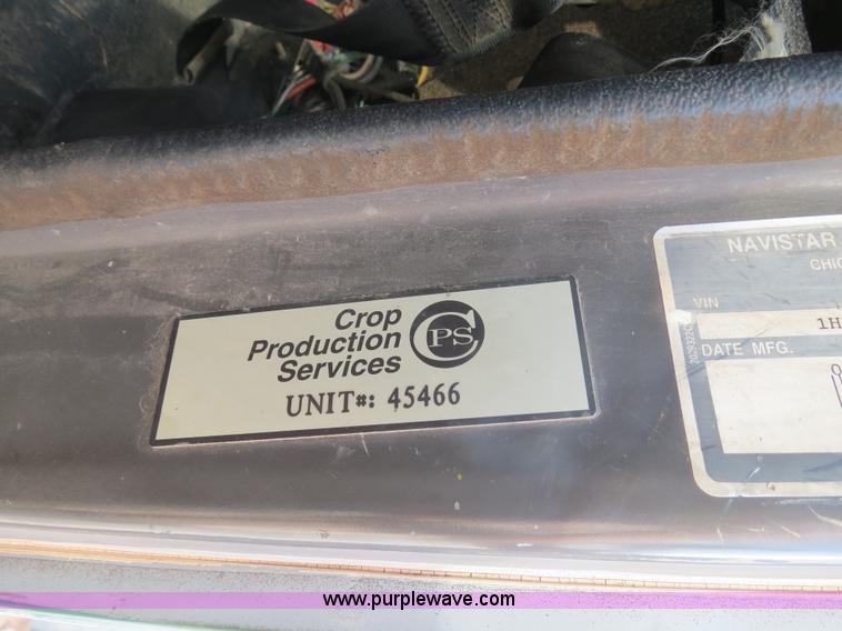 image for item B4928 1995 International 8200 semi truck