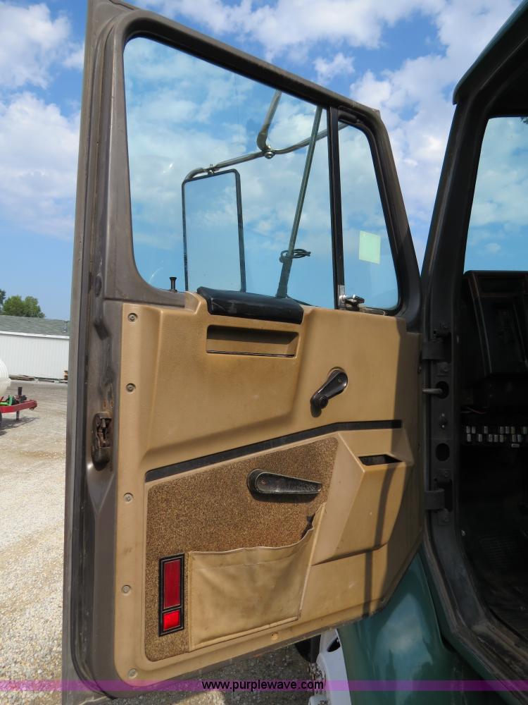 image for item B4928 1995 International 8200 semi truck