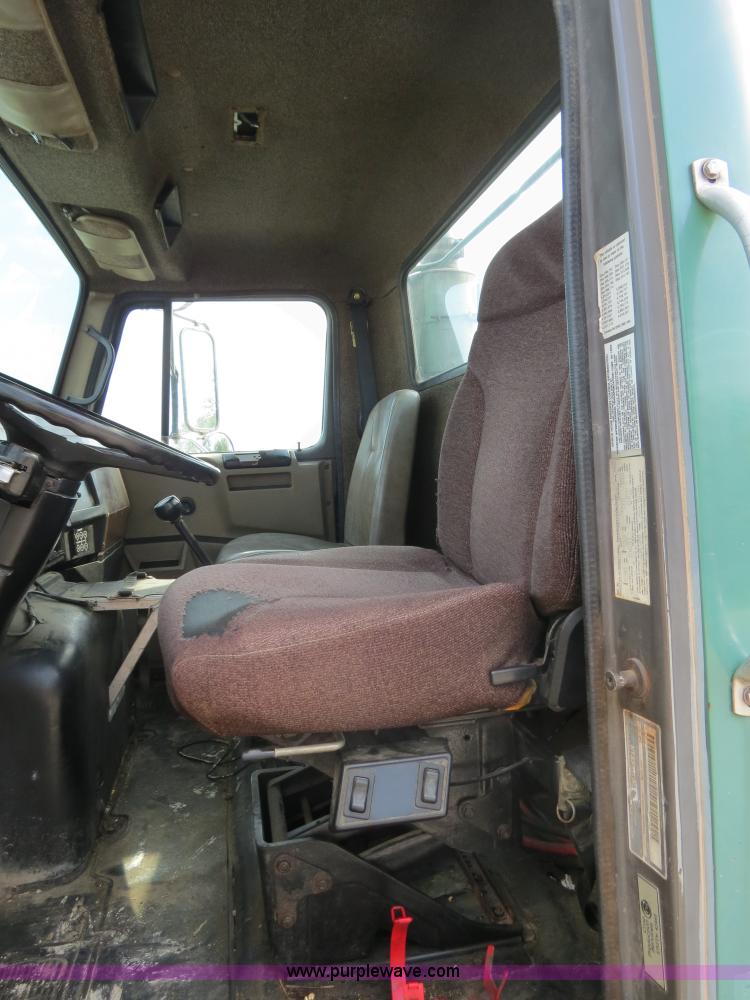 image for item B4928 1995 International 8200 semi truck