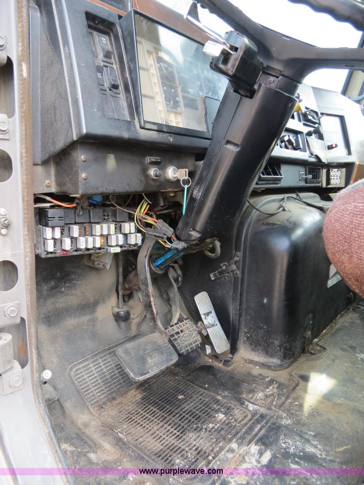 image for item B4928 1995 International 8200 semi truck