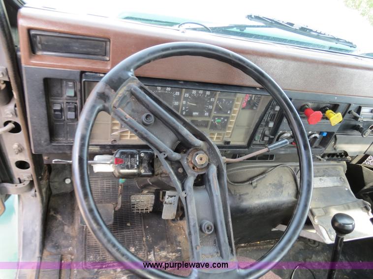 image for item B4928 1995 International 8200 semi truck