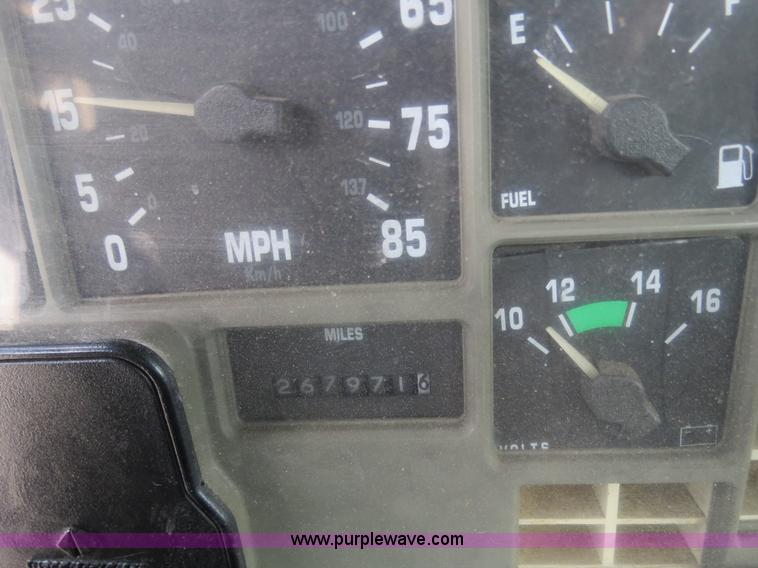 image for item B4928 1995 International 8200 semi truck