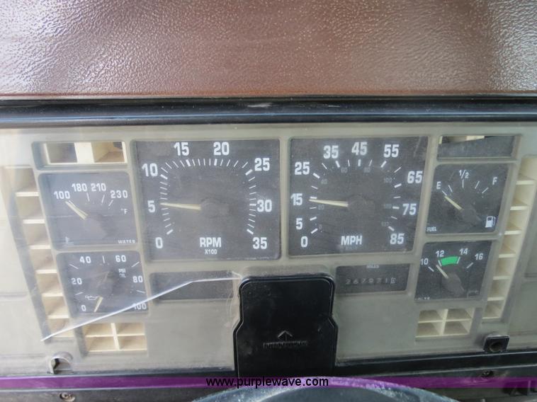 image for item B4928 1995 International 8200 semi truck