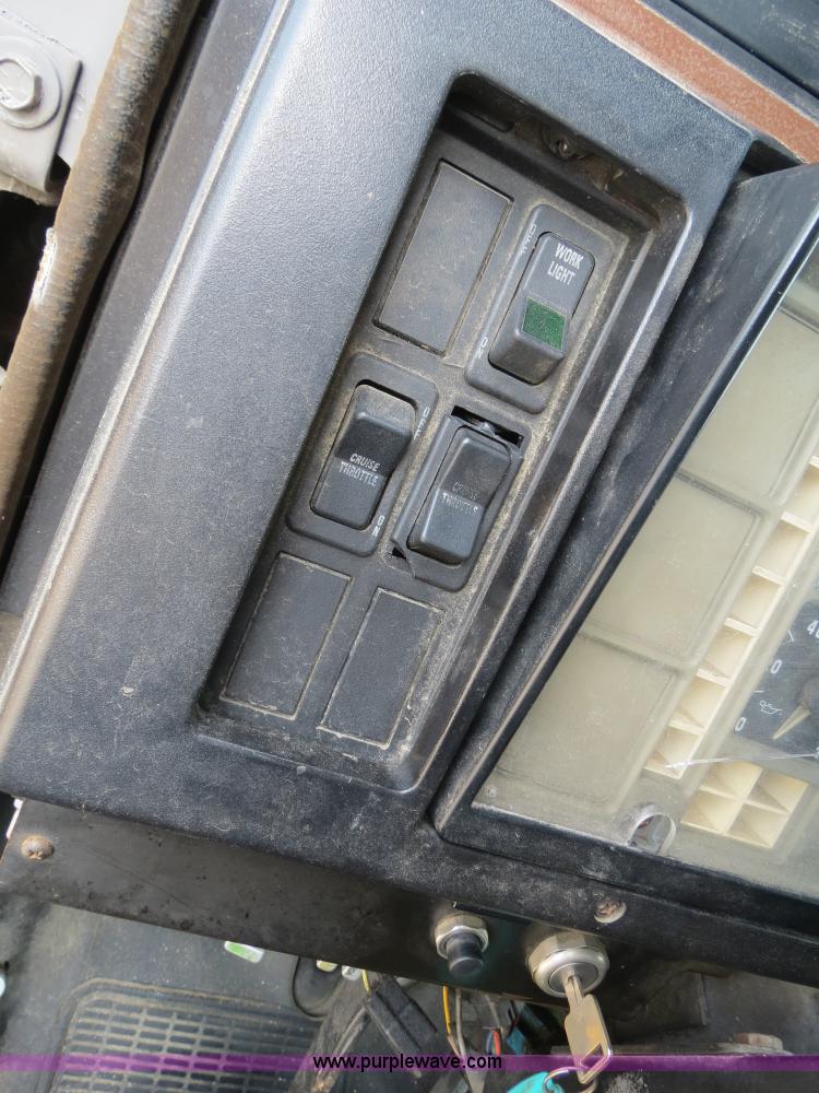 image for item B4928 1995 International 8200 semi truck