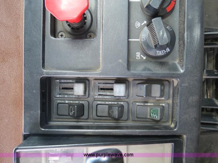 image for item B4928 1995 International 8200 semi truck