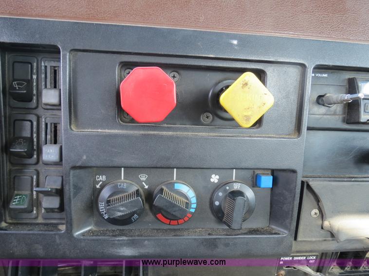 image for item B4928 1995 International 8200 semi truck