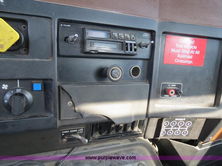 image for item B4928 1995 International 8200 semi truck