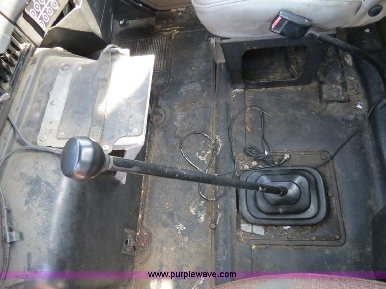 image for item B4928 1995 International 8200 semi truck