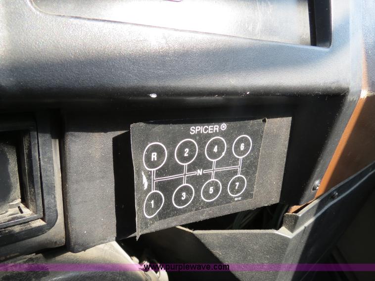 image for item B4928 1995 International 8200 semi truck