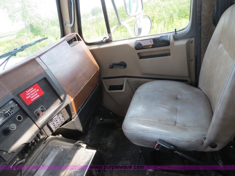 image for item B4928 1995 International 8200 semi truck