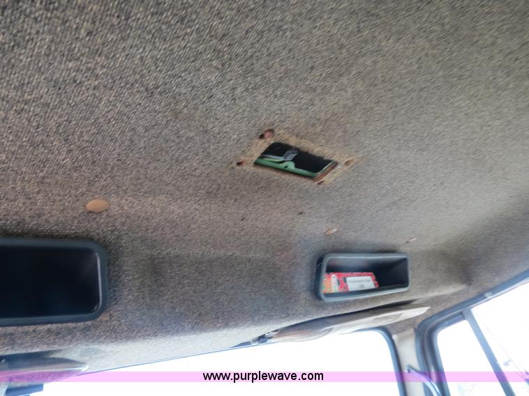 image for item B4928 1995 International 8200 semi truck