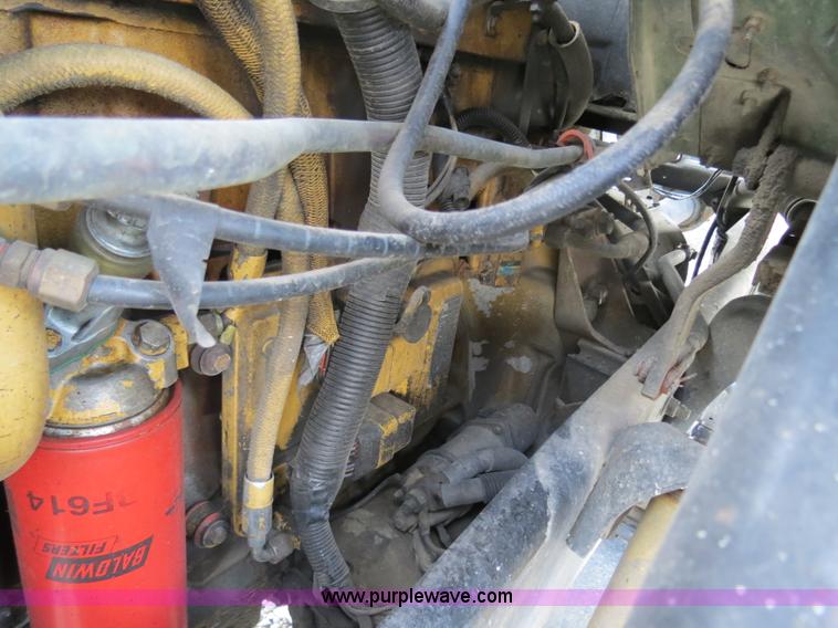 image for item B4928 1995 International 8200 semi truck