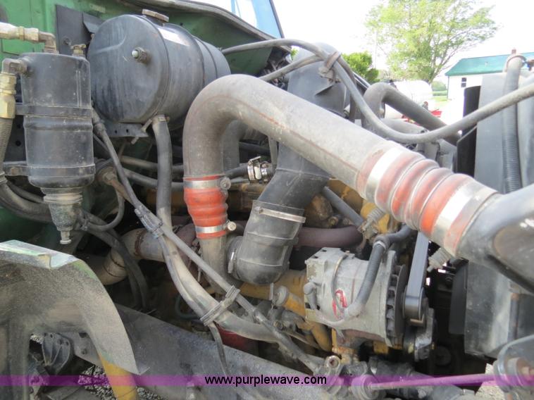 image for item B4928 1995 International 8200 semi truck