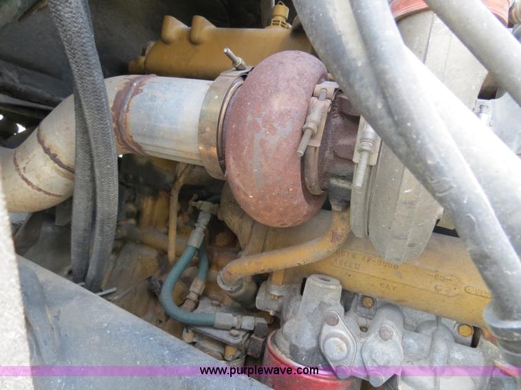 image for item B4928 1995 International 8200 semi truck