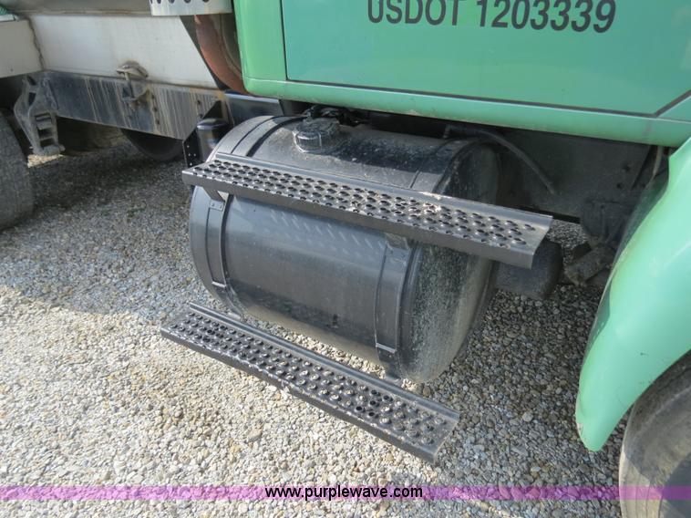 image for item B4928 1995 International 8200 semi truck