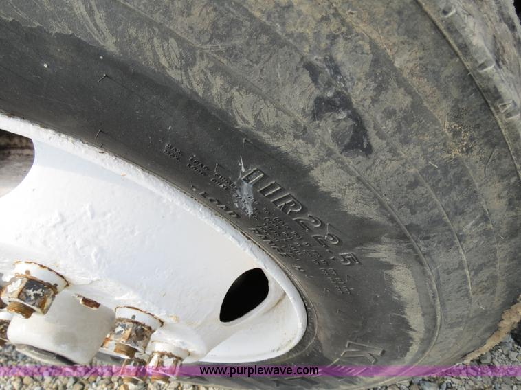 image for item B4928 1995 International 8200 semi truck