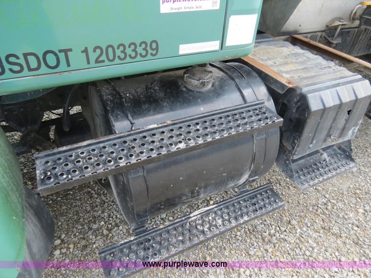 image for item B4928 1995 International 8200 semi truck