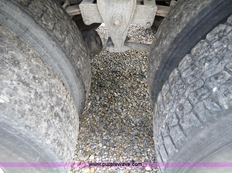 image for item B4928 1995 International 8200 semi truck