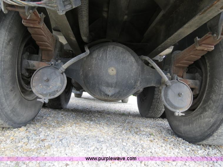 image for item B4928 1995 International 8200 semi truck