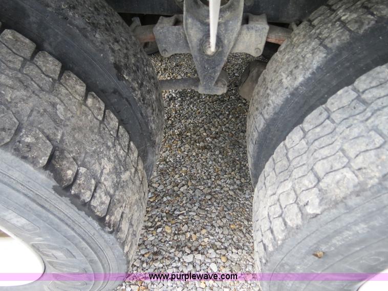 image for item B4928 1995 International 8200 semi truck