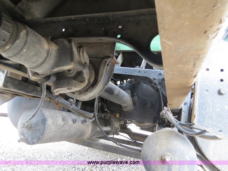 image for item B4928 1995 International 8200 semi truck