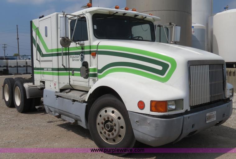 image for item B4933 1993 International 9400 semi truck