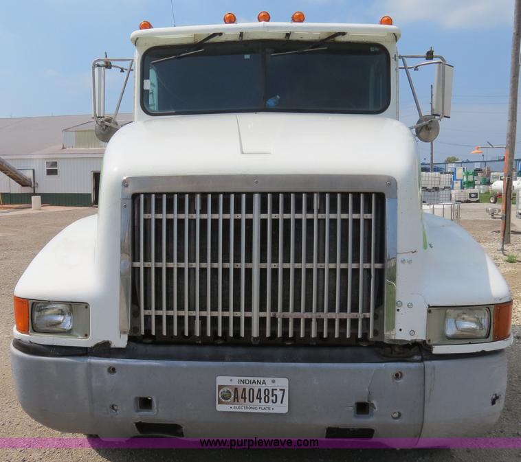 image for item B4933 1993 International 9400 semi truck