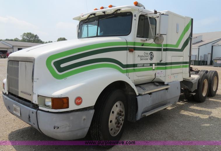 image for item B4933 1993 International 9400 semi truck