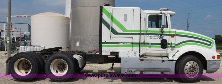 image for item B4933 1993 International 9400 semi truck