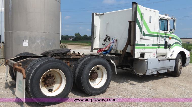 image for item B4933 1993 International 9400 semi truck