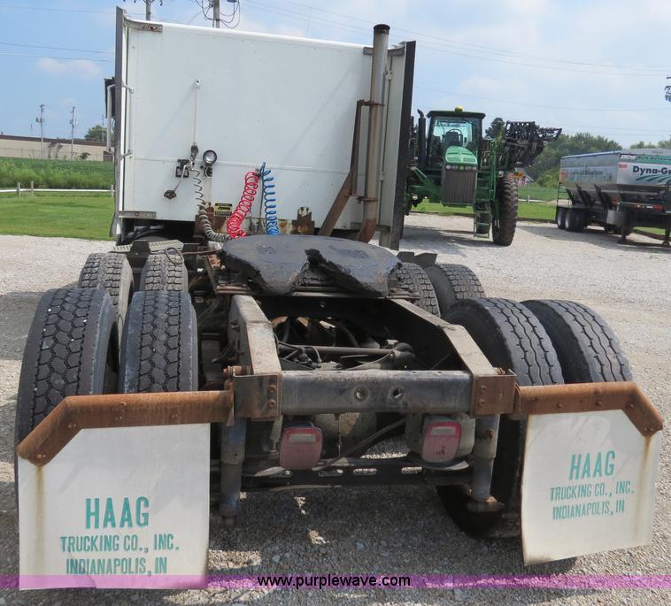 image for item B4933 1993 International 9400 semi truck