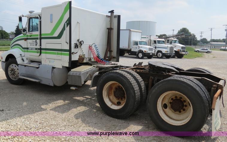 image for item B4933 1993 International 9400 semi truck