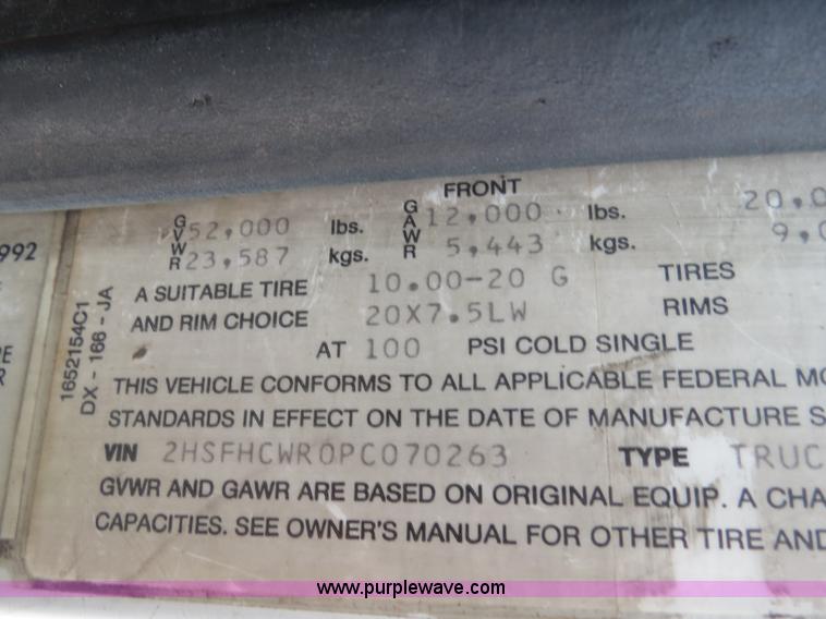 image for item B4933 1993 International 9400 semi truck